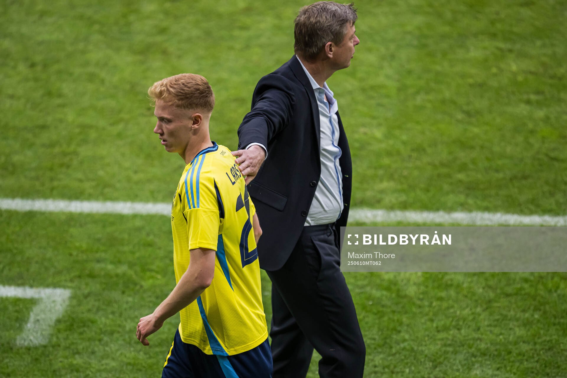 Hugo Larsson and Head coach Jon Dahl Tomasson of Sweden