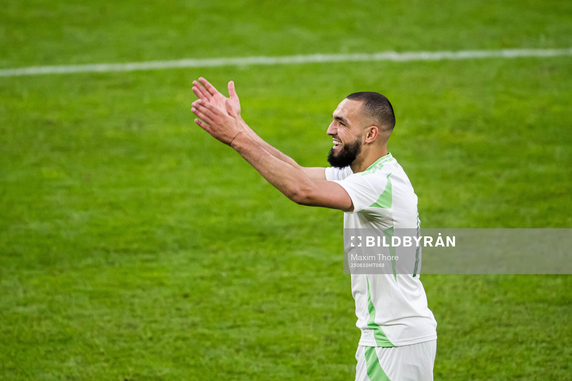 Nabil Bentaleb of Algeria celebrates