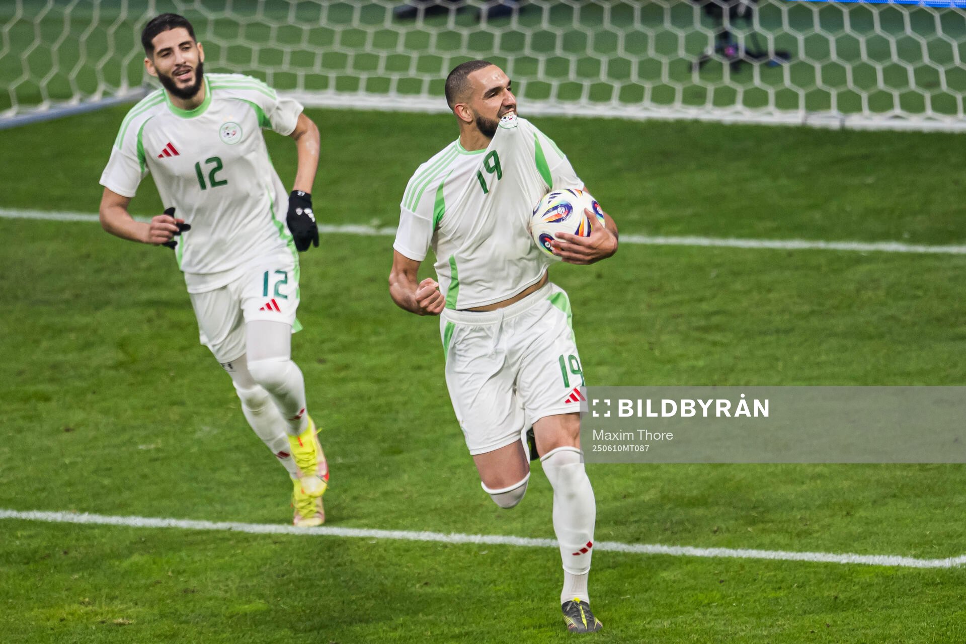 Nabil Bentaleb of Algeria celebrates the 4-3 goal