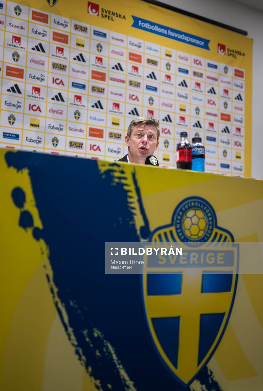 Head coach Jon Dahl Tomasson of Sweden