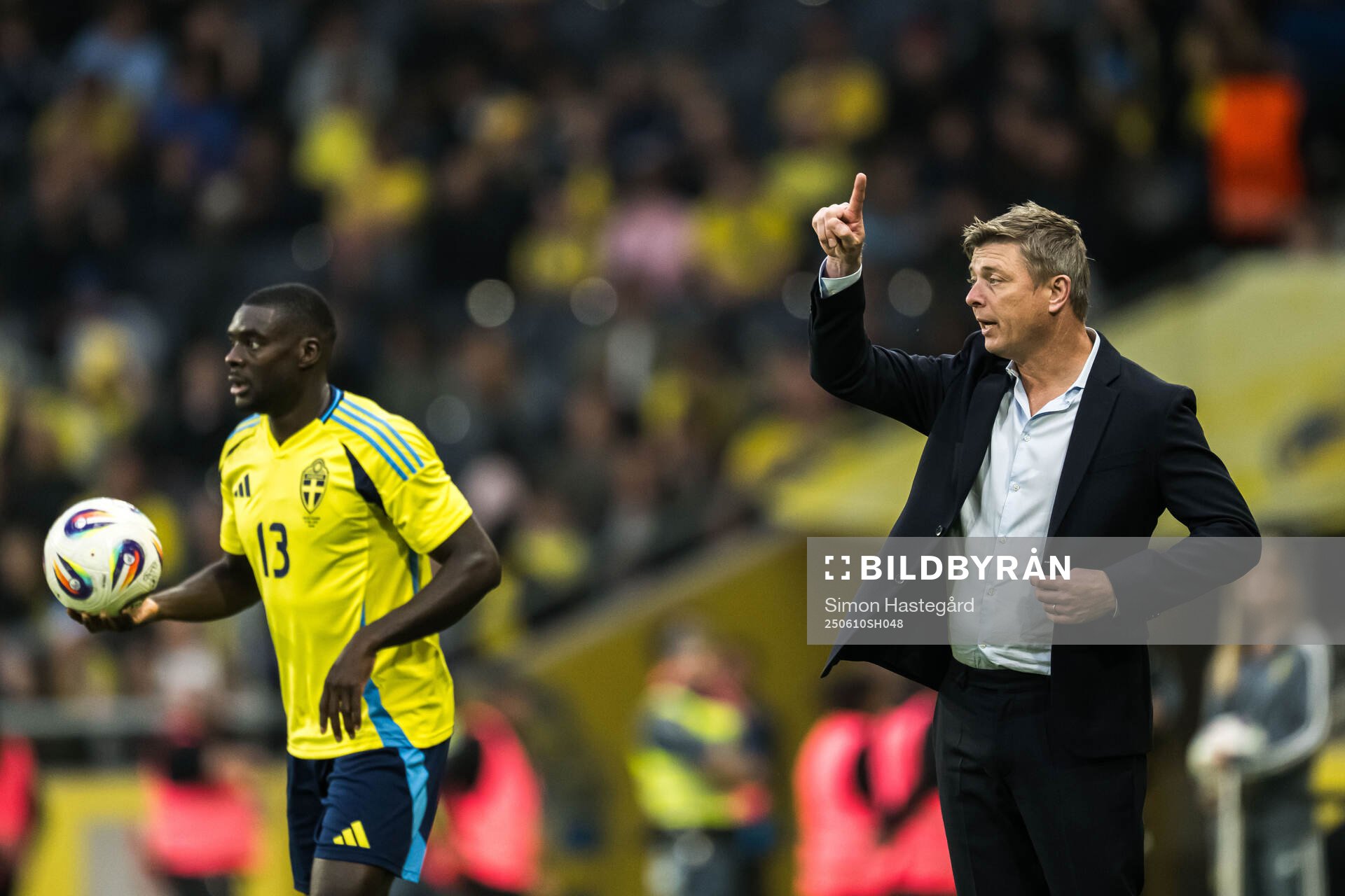 Ken Sema and head coach Jon Dahl Tomasson of Sweden