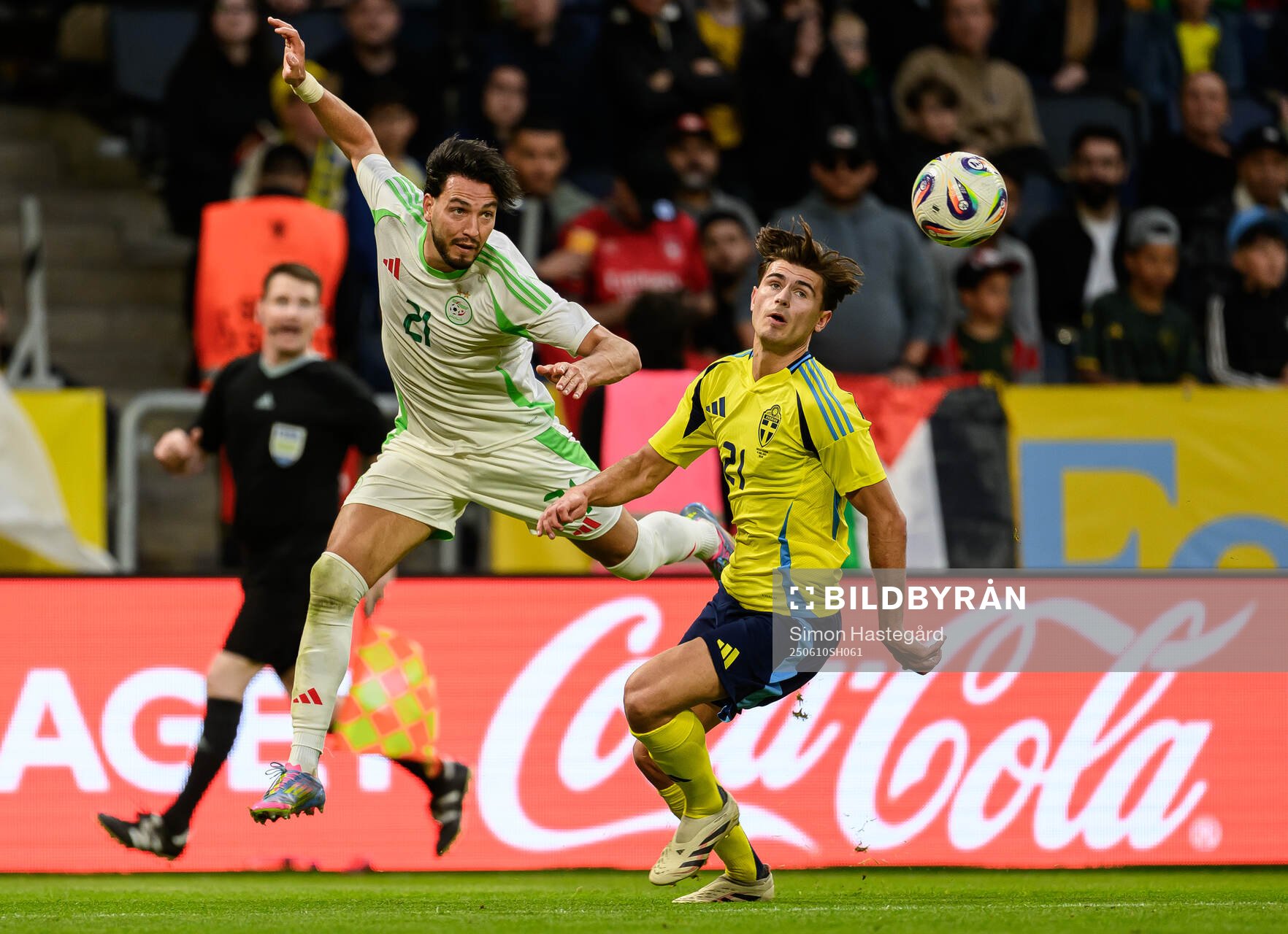 Ramy Bensebaini of Algeria and Besfort Zeneli of Sweden