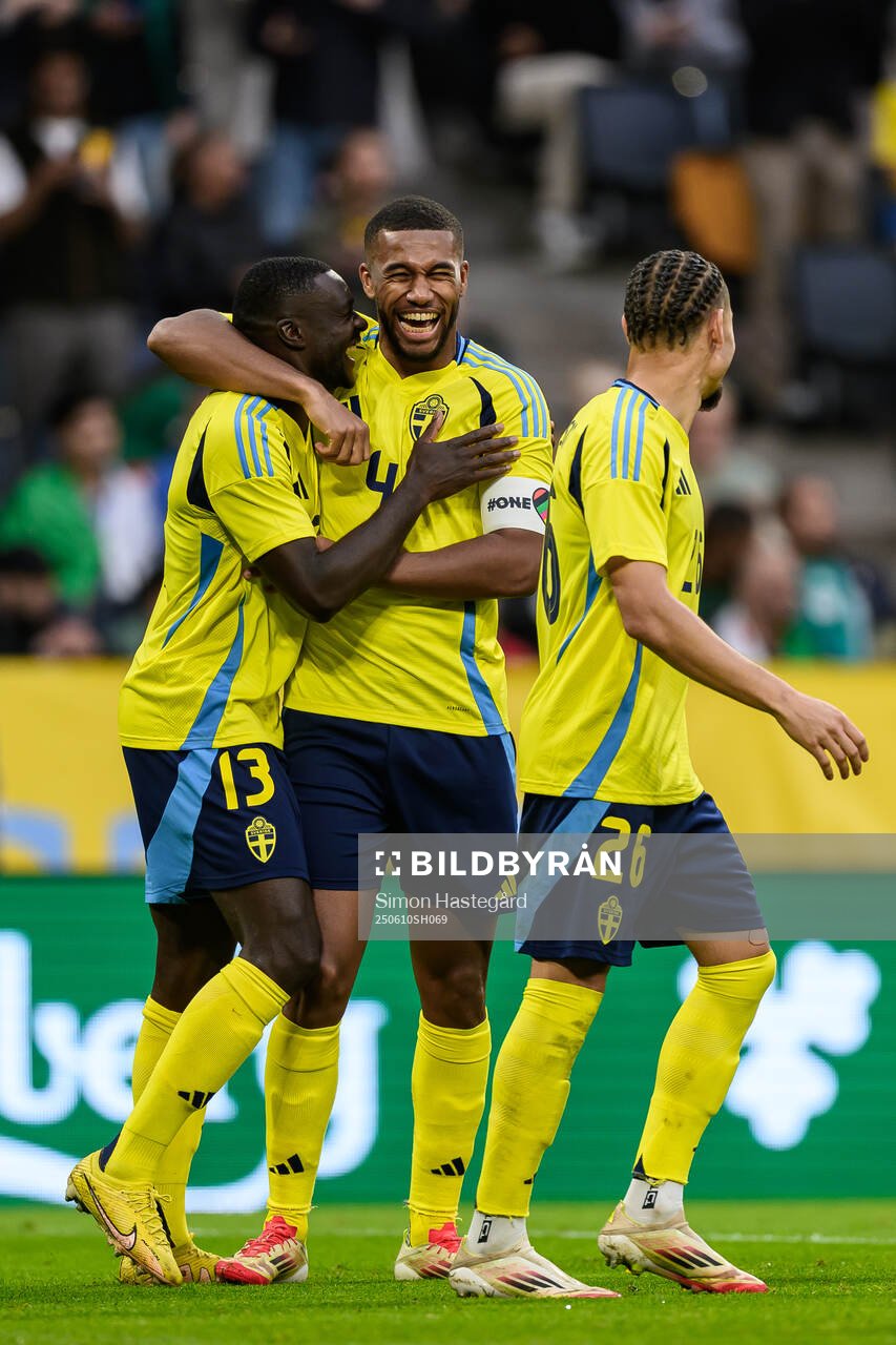 Ken Sema , Isak Hien and Jordan Larsson of Sweden celebrate
