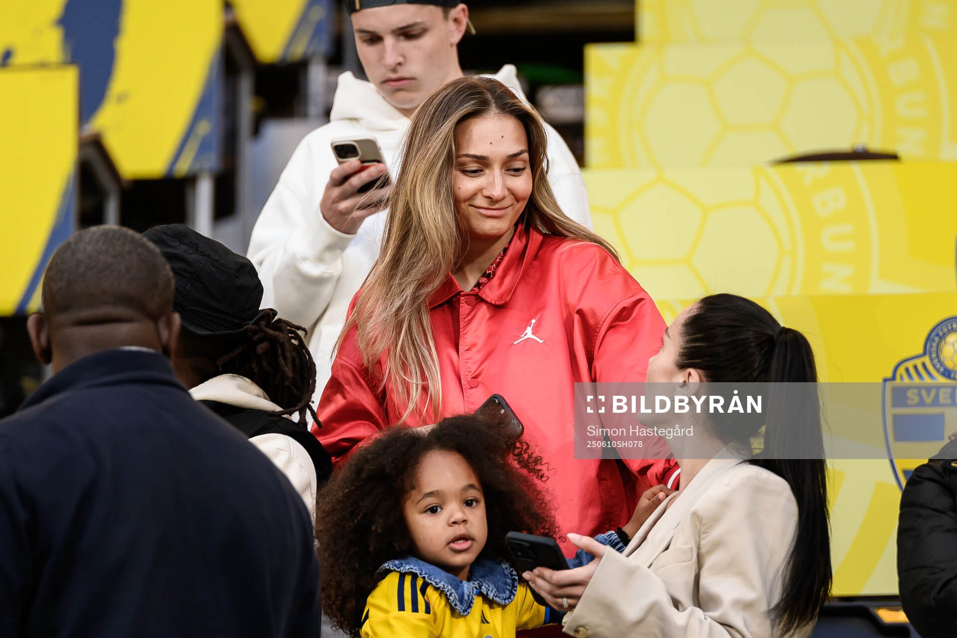 Eldina Ahmic, fiancee of Dejan Kulusevski in the stands