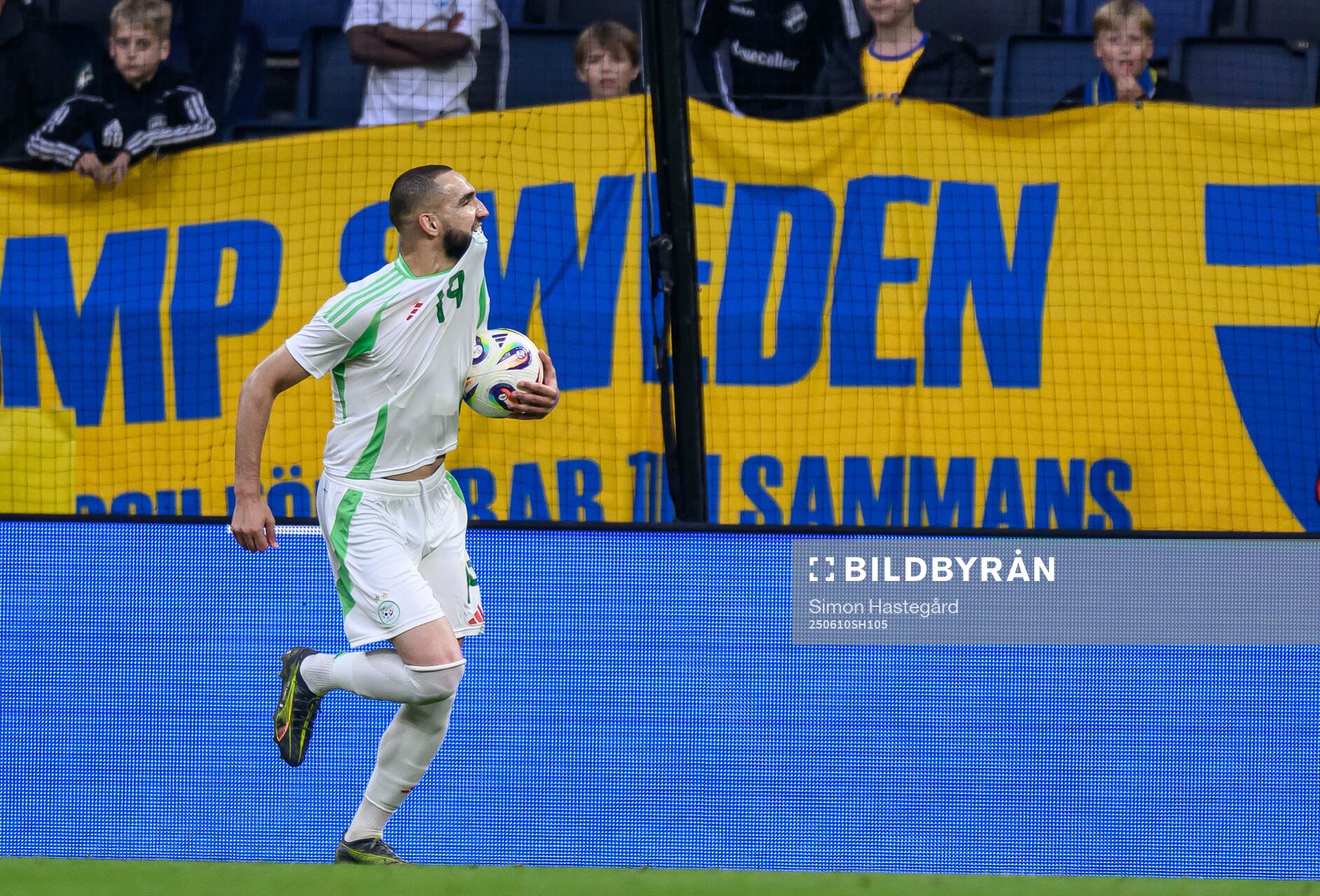 Nabil Bentaleb of Algeria celebrates the 4-2 goal