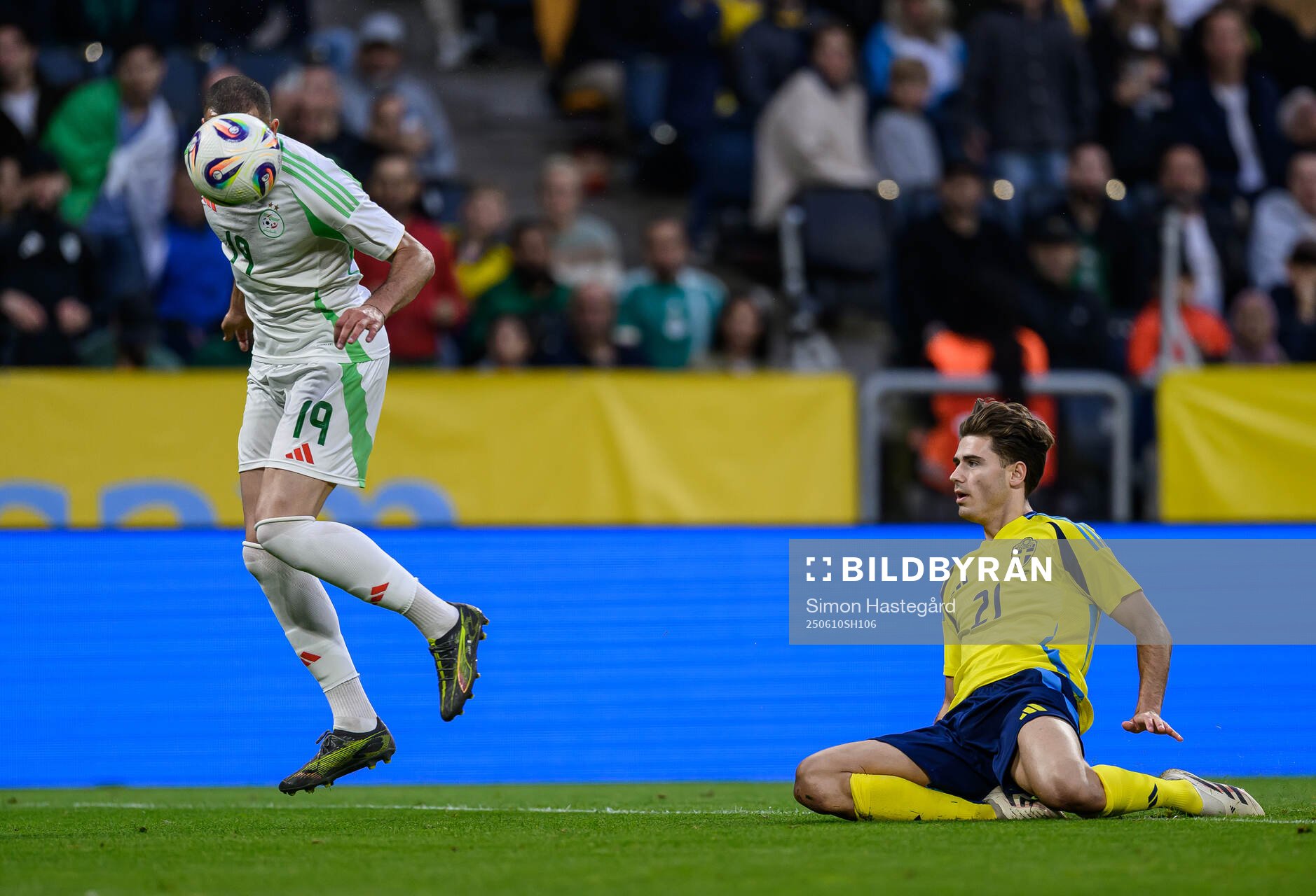 Nabil Bentaleb of Algeria and Besfort Zeneli of Sweden