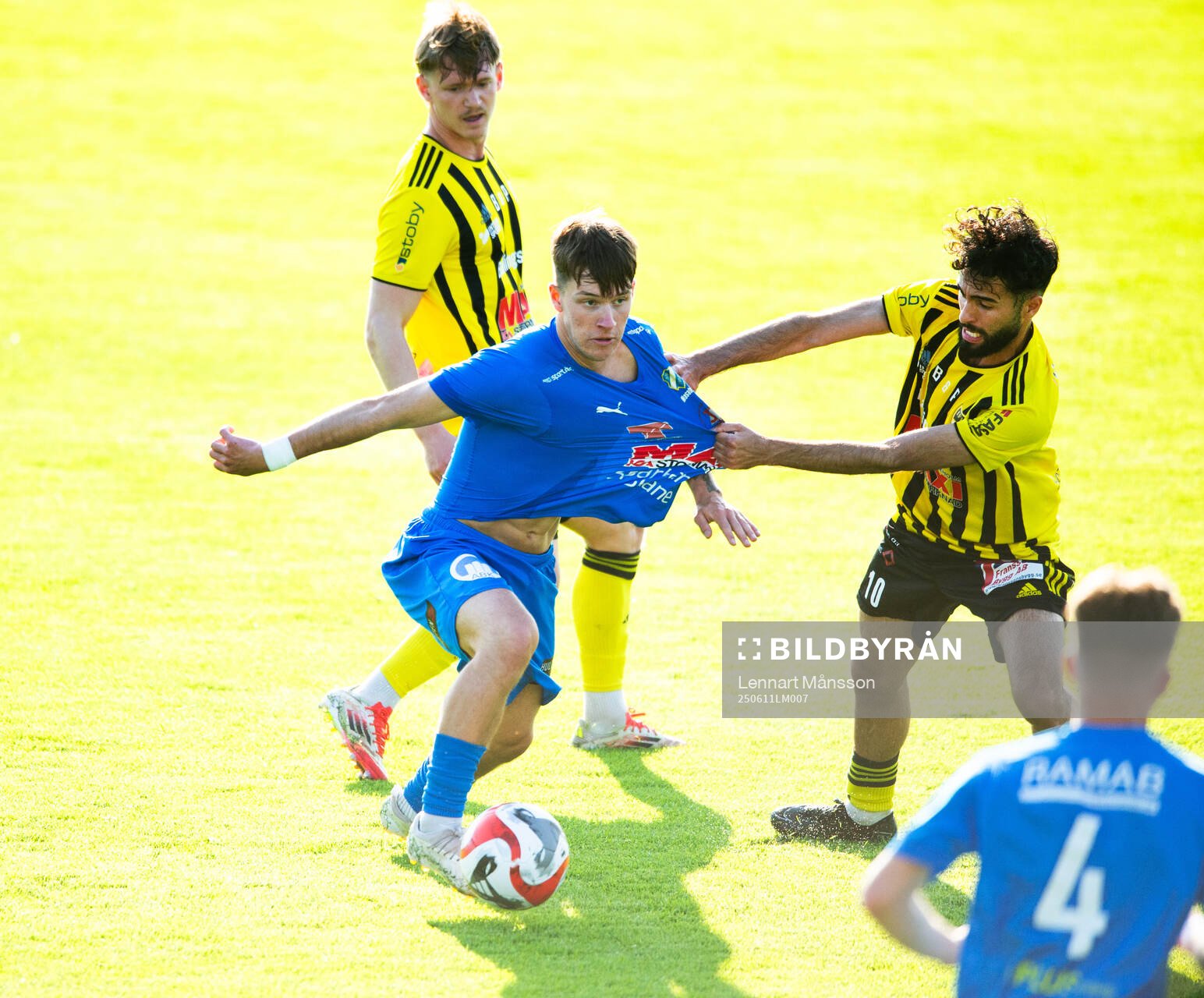 IFK Hässleholms Rahel Omed Nadar drar i tröjan i matchen