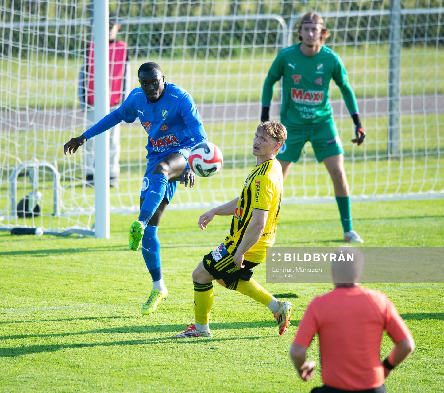 Nosabys Mohammed Mbye rensar i matchen i division 2 mellan