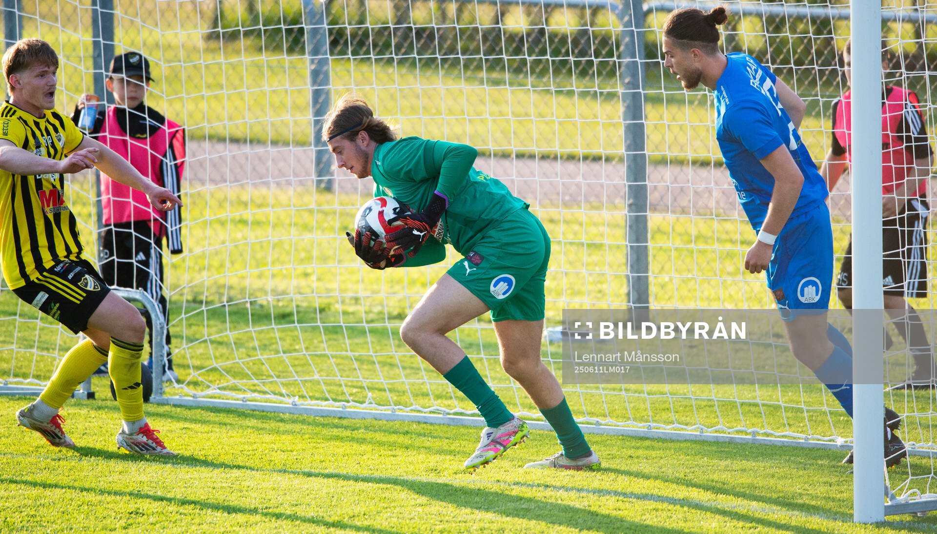 IFK Hässleholm har bollen i mål, Nosabys målvakt håller