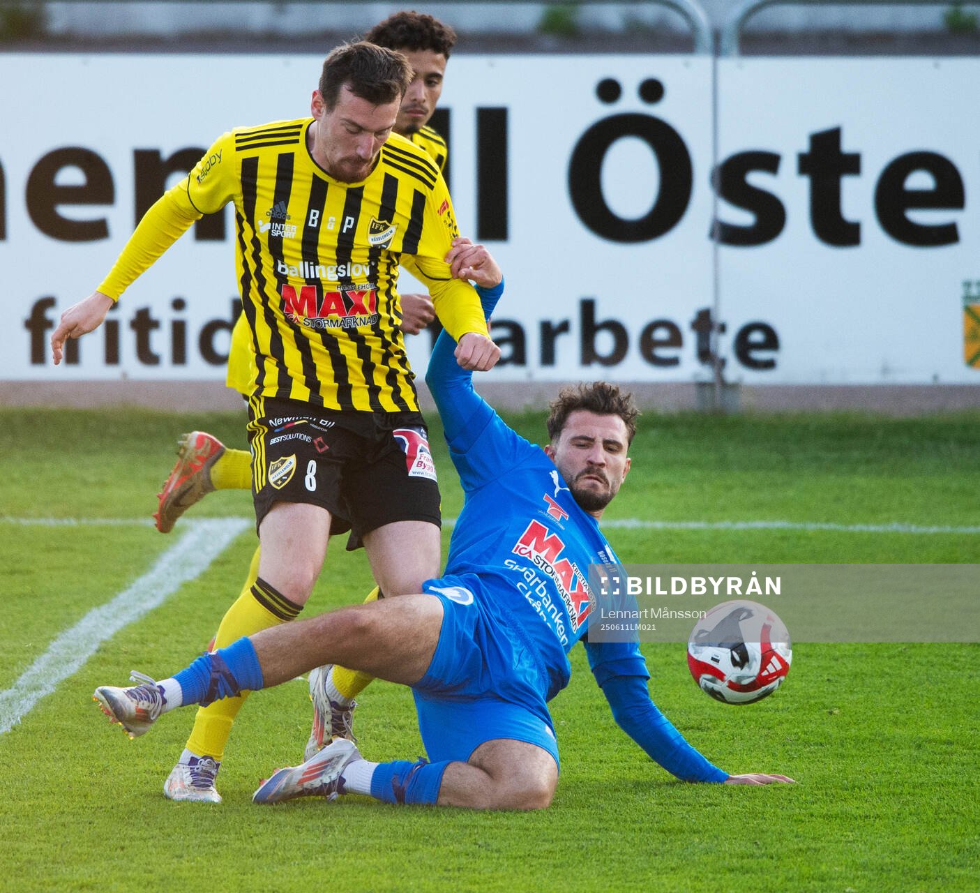 IFK Hässleholms Erjon Rama tacklas i matchen i division 2