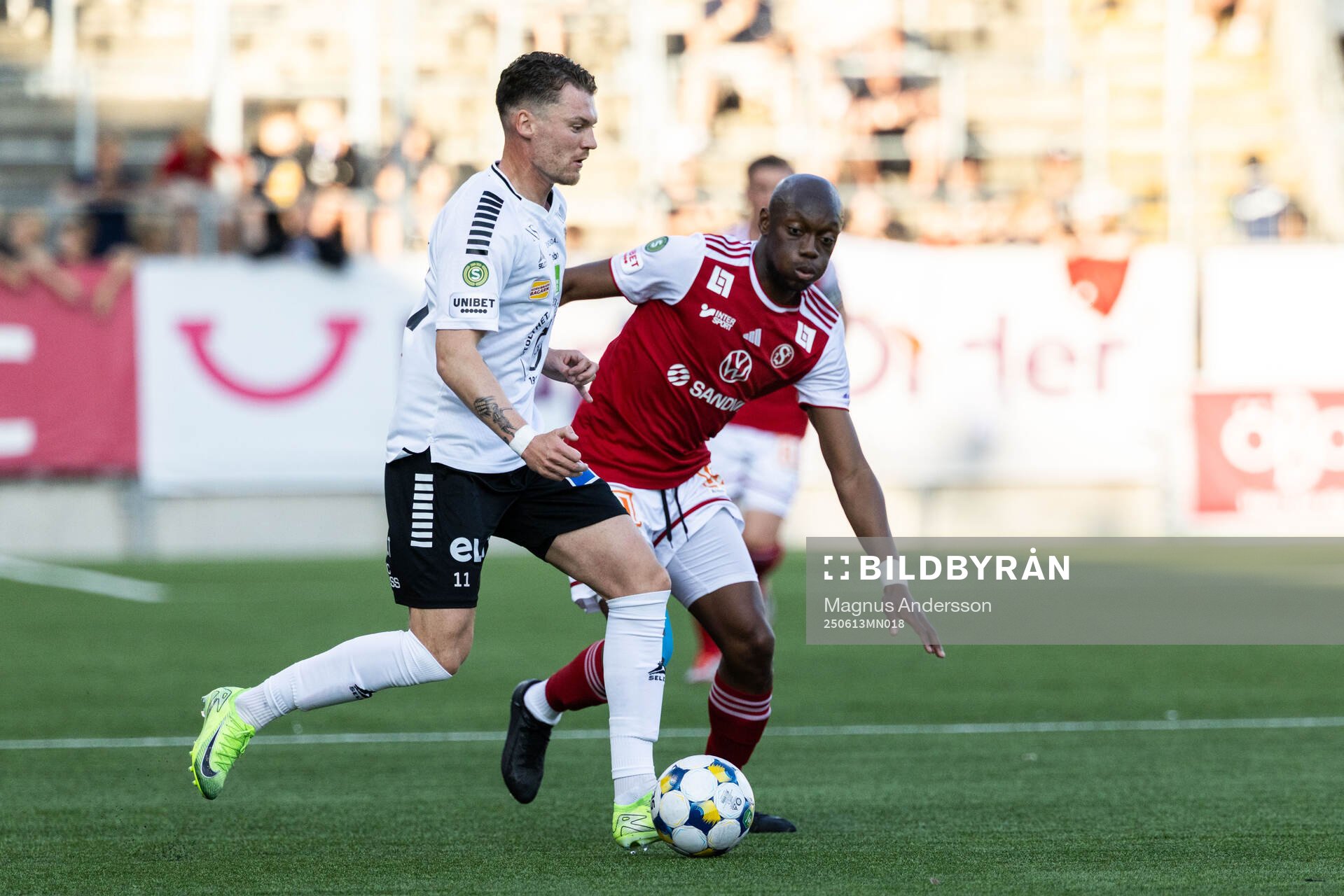 Örebros Samuel Kroon och Sandvikens IFs Moonga Simba