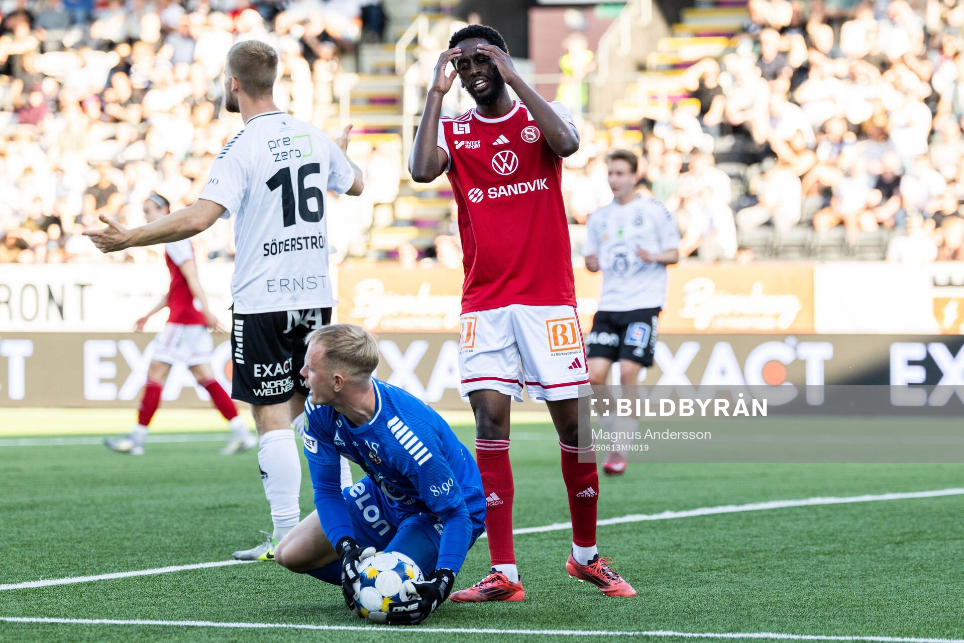 Sandvikens IFs Mohammed Mahammed och Örebros målvakt