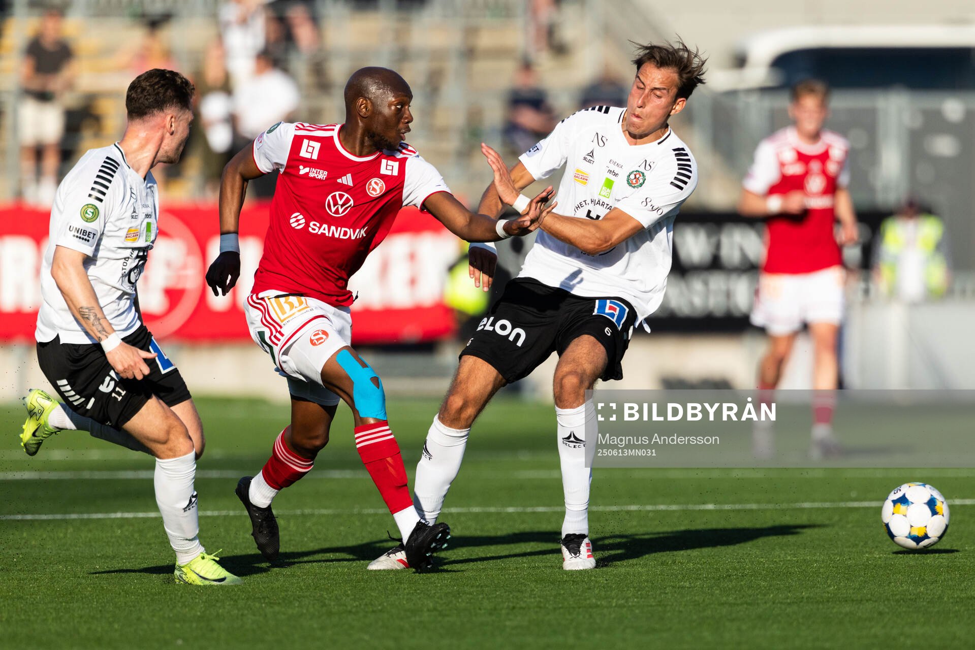 Sandvikens IFs Moonga Simba mot Örebros Samuel Kroon och