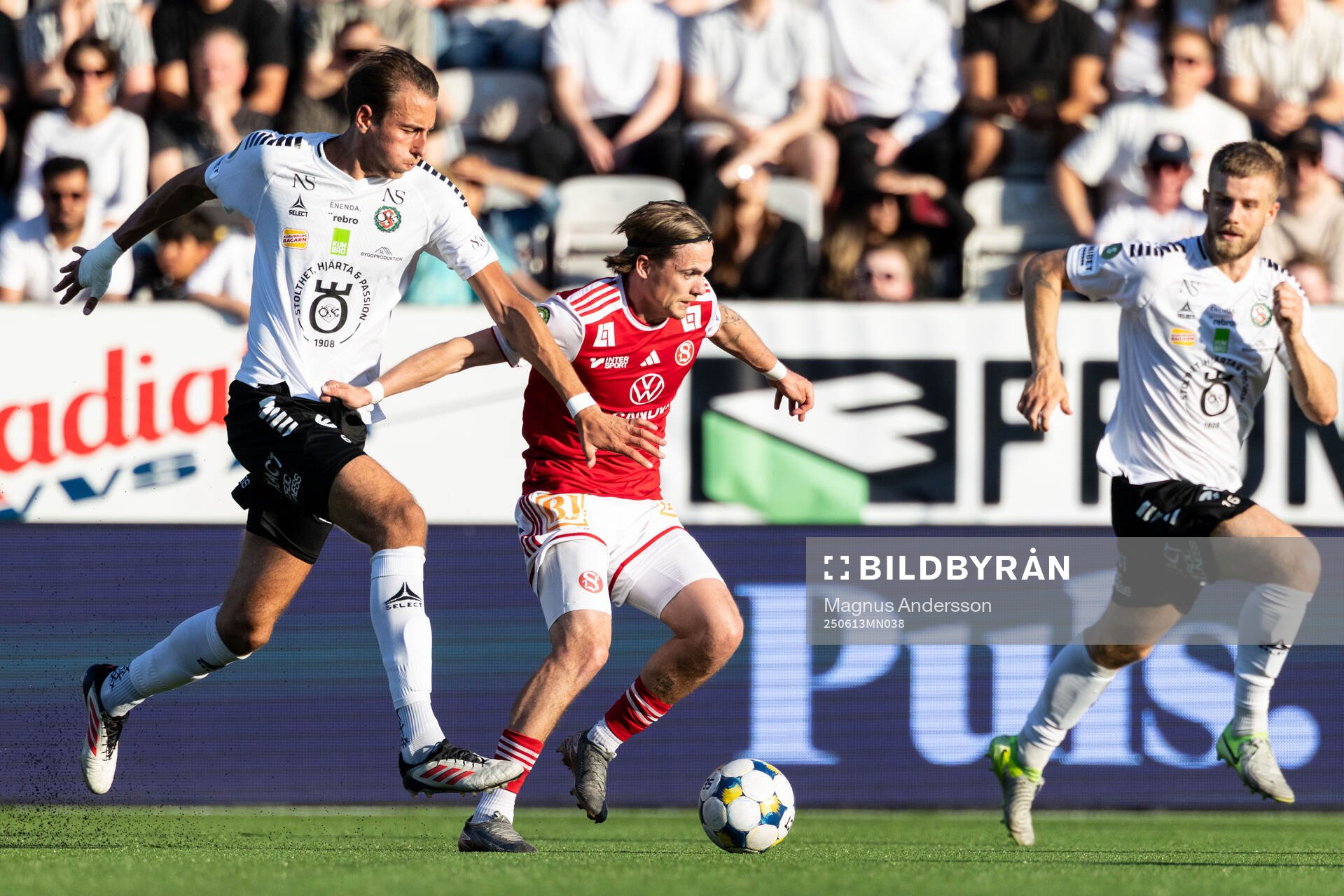 Örebros Melvin Bajrovic och Sandvikens IFs Johan Arvidsson