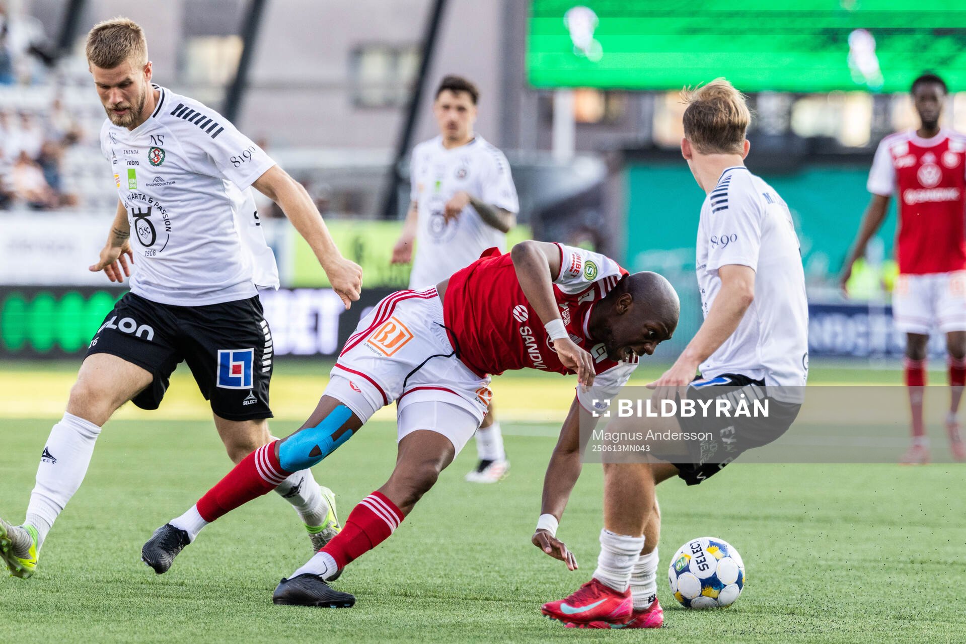 Örebros Hampus Söderström och Sandvikens IFs Moonga Simba