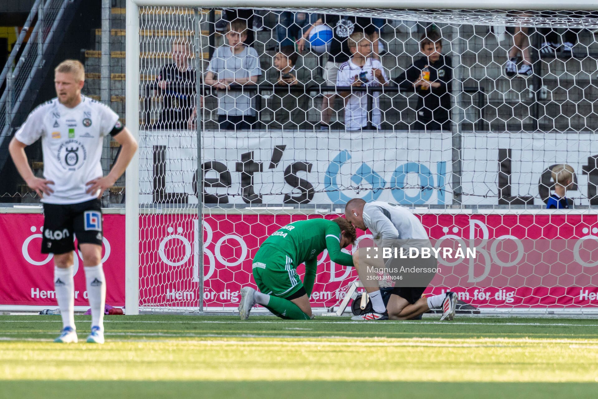 Sandvikens IFs målvakt Hannes Sveijer har ont och får
