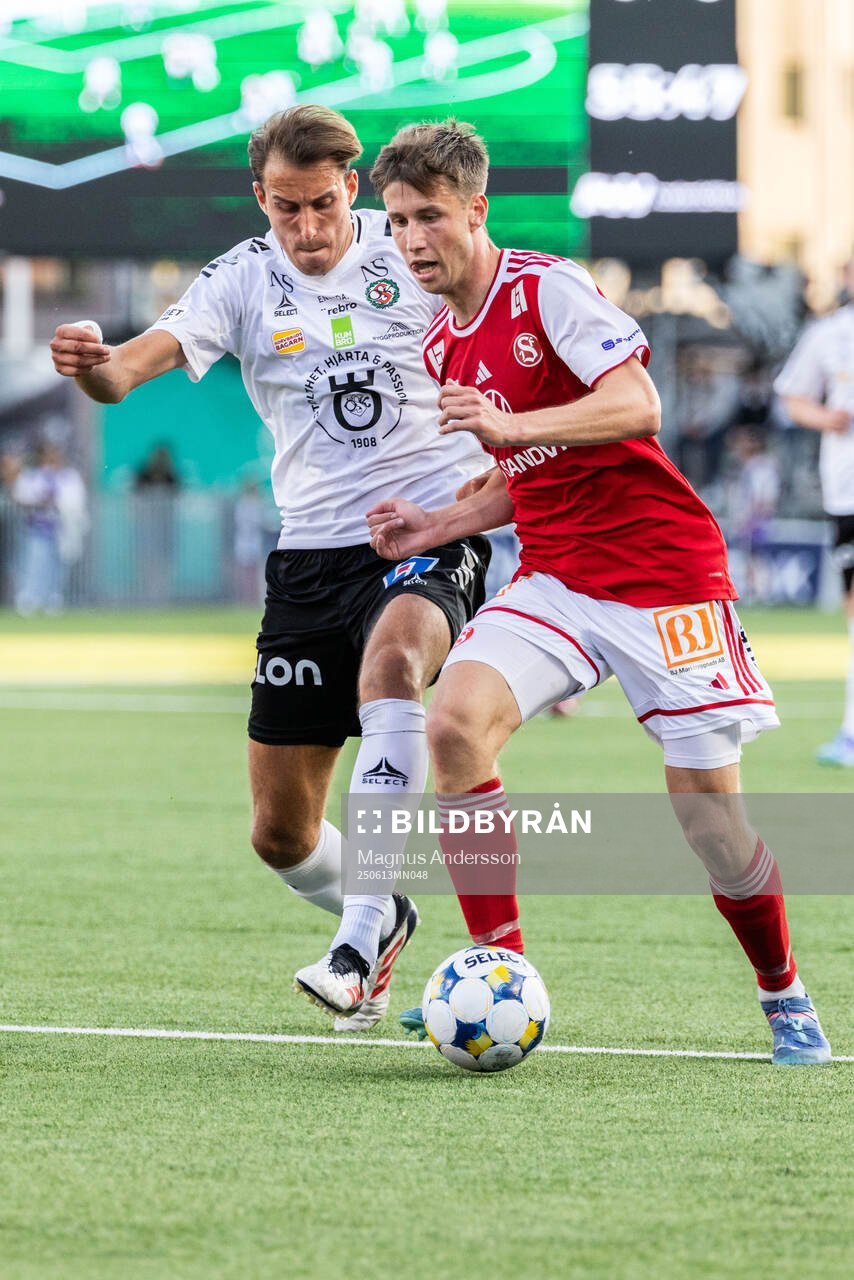 Örebros Melvin Bajrovic och Sandvikens IFs Filip Olsson