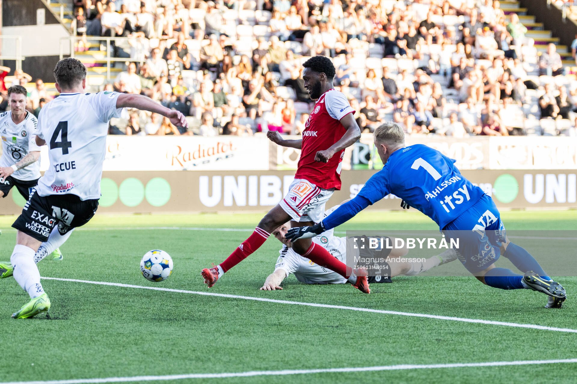 Sandvikens IFs Mohammed Mahammed gör 0-1 bakom Örebros