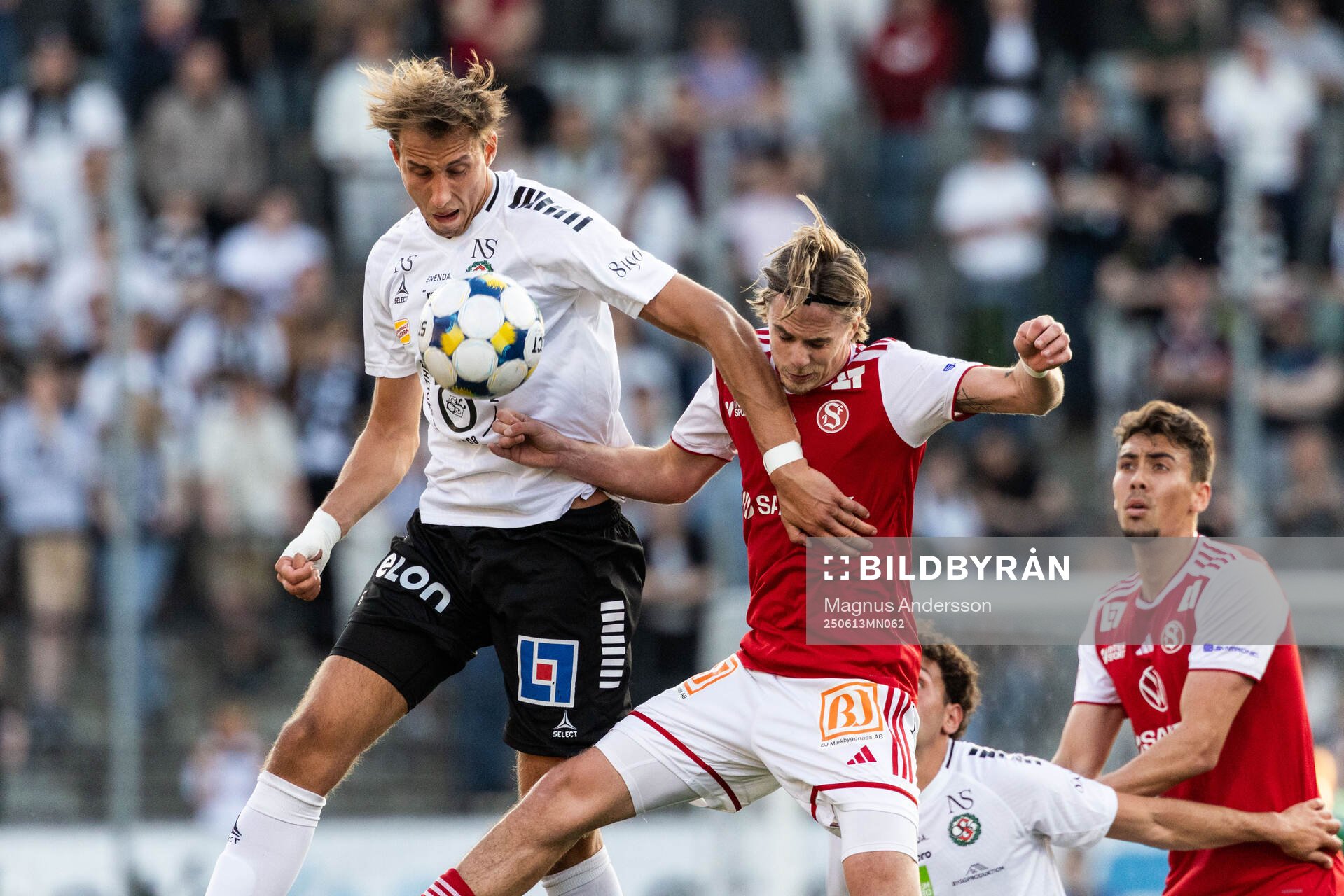 Örebros Melvin Bajrovic och Sandvikens IFs Johan Arvidsson