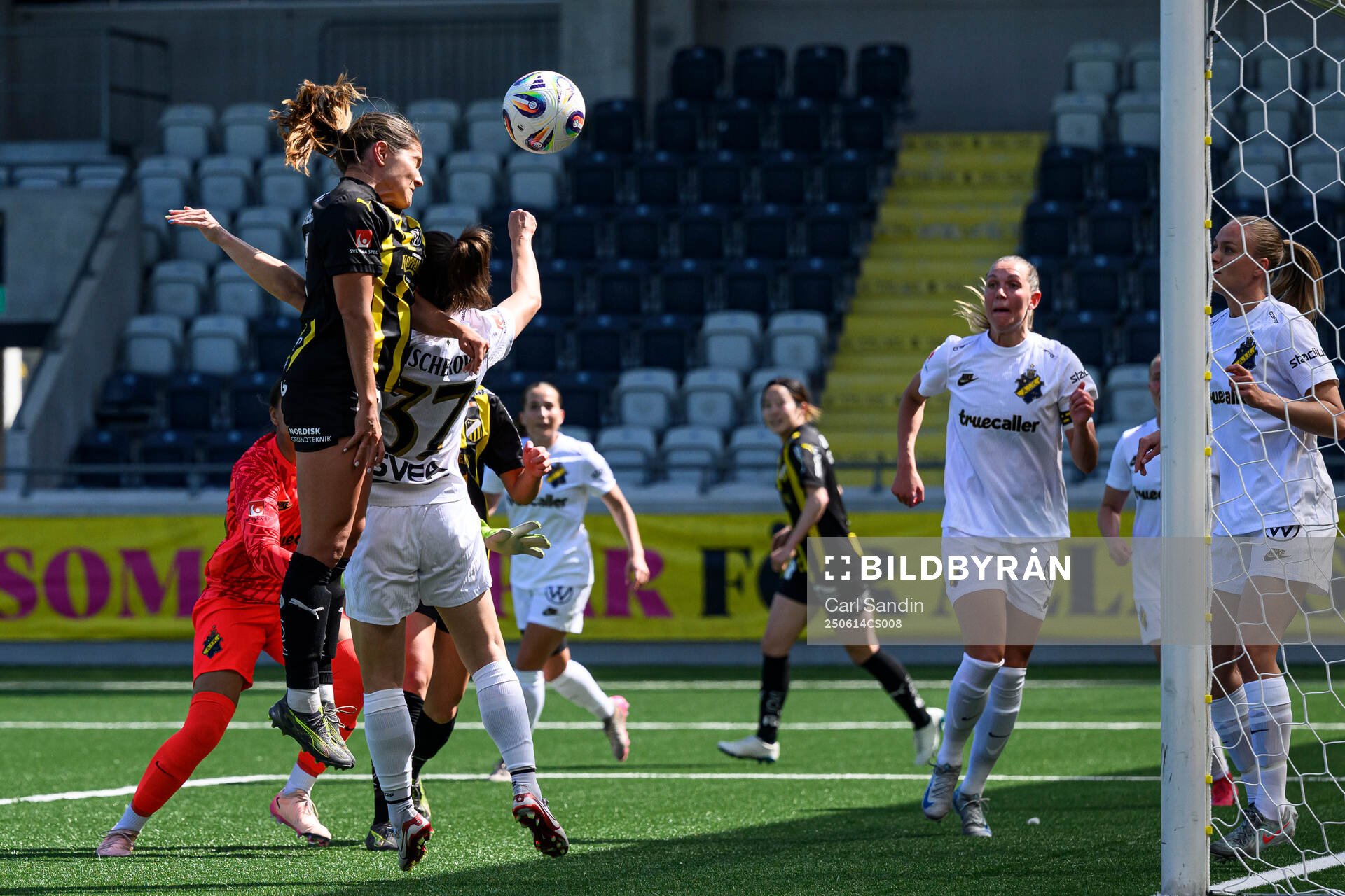 Häckens Mary Caroline Wickenheiser gör 1-0
