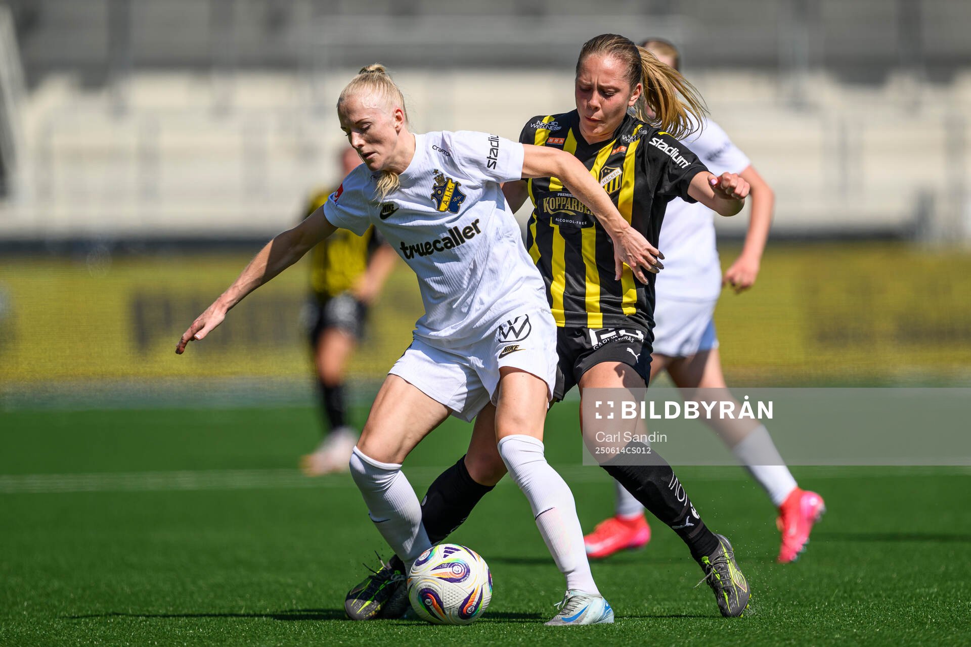 AIKs Moa Sjöström och Häckens Alice Bergström
