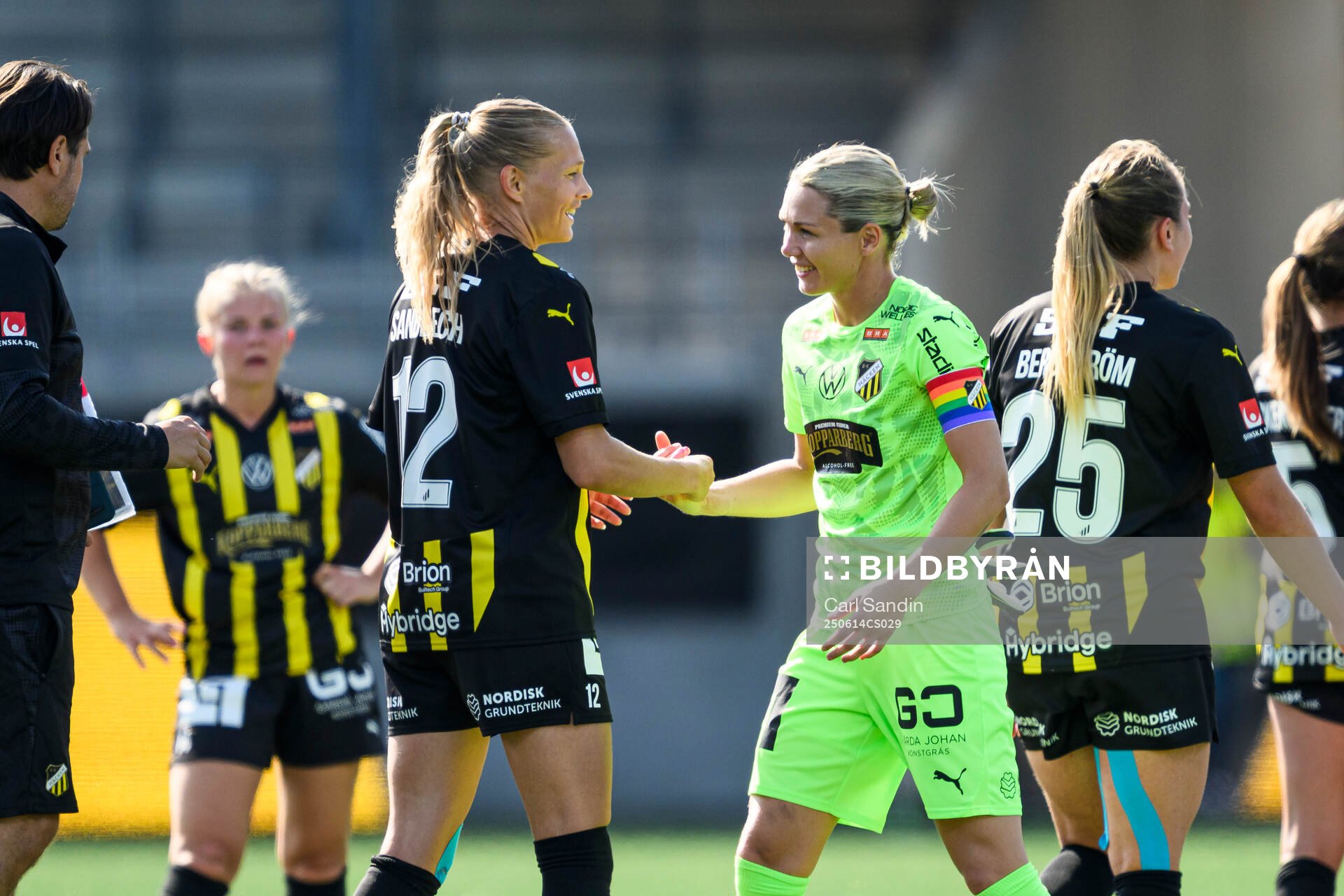 Häckens Stine Sandbech och målvakt Jennifer Falk jublar