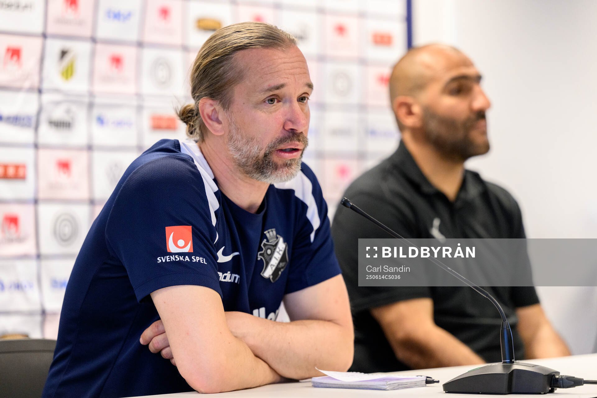 AIKs tränare Lukas Syberyjski på en presskonferens