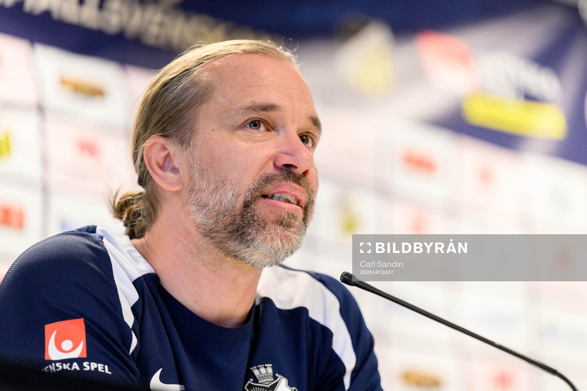 AIKs tränare Lukas Syberyjski på en presskonferens