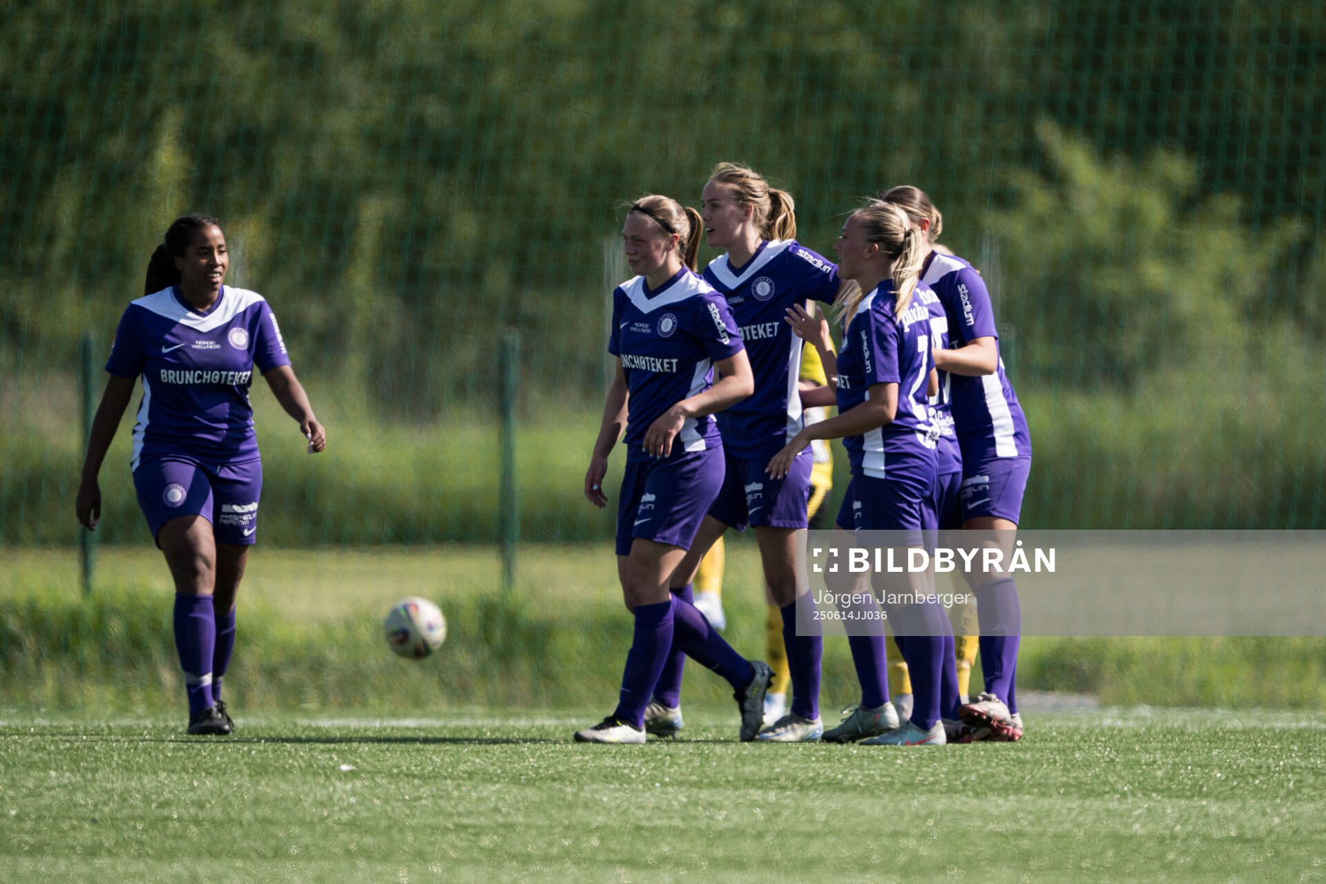 Jitexs spelare jublar