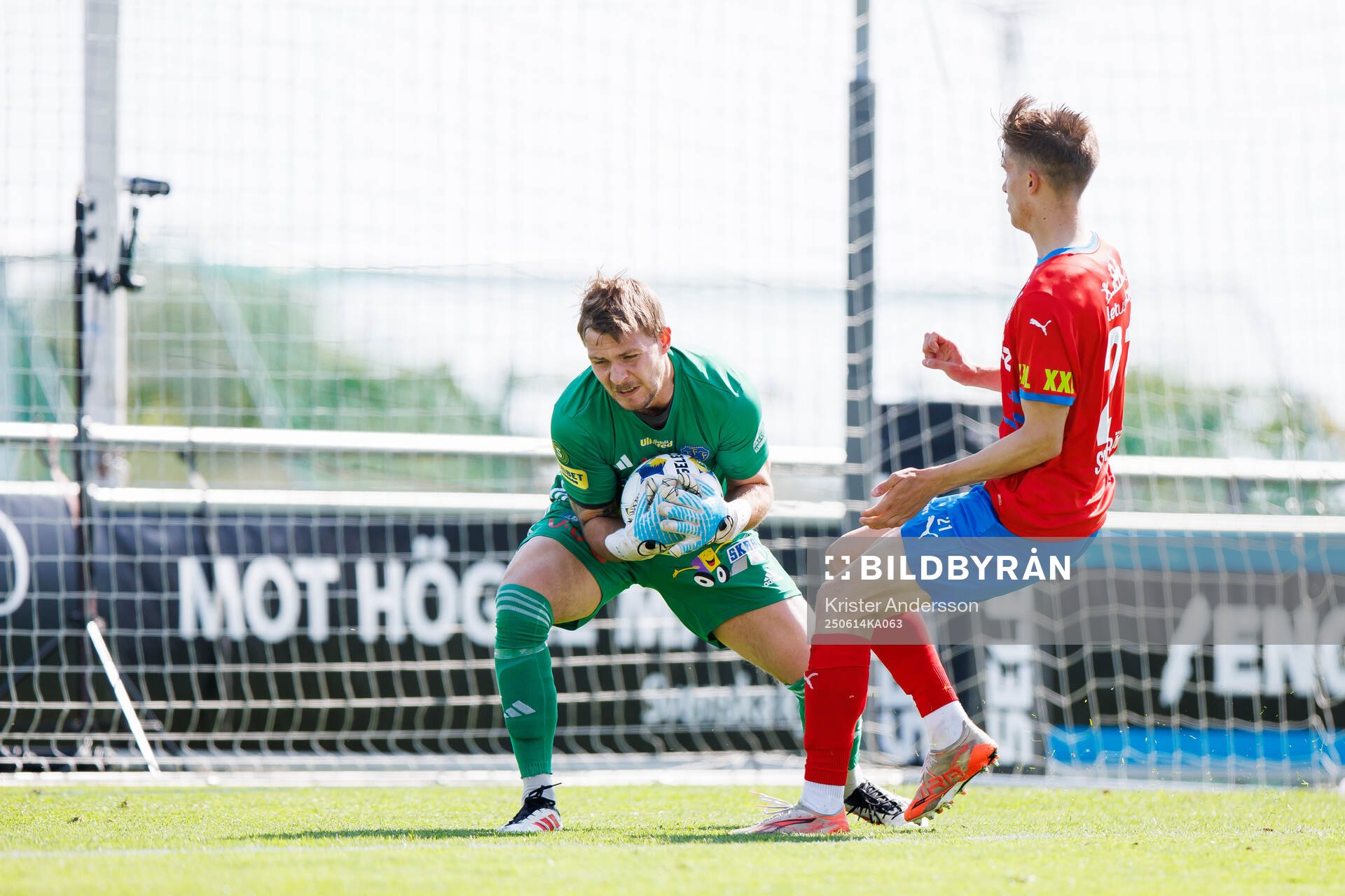 Falkenbergs målvakt Anton Andersson och Helsingborgs