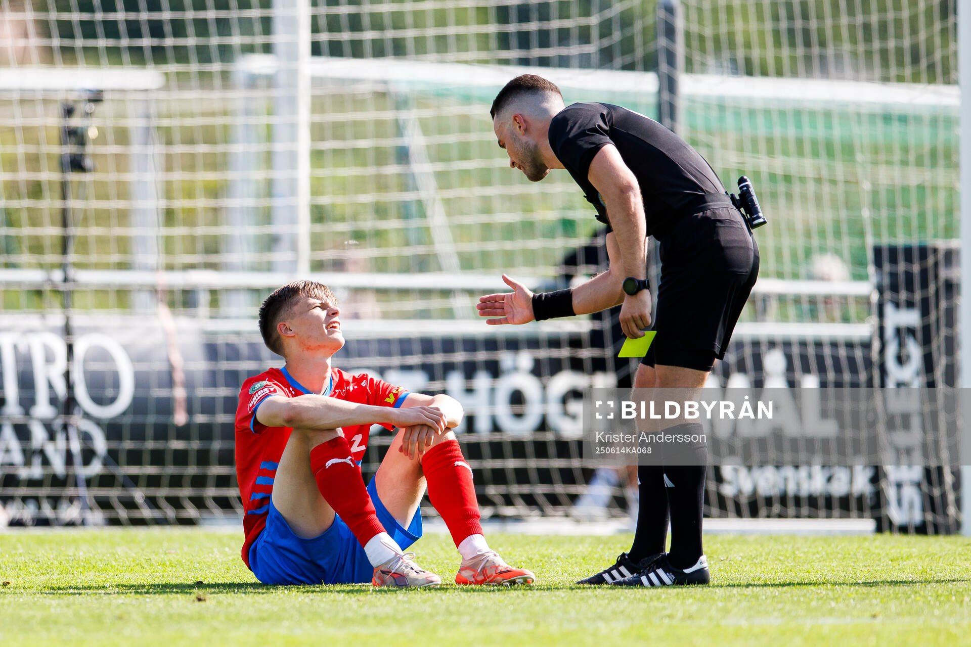 Helsingborgs Adrian Svanbäck får gult kort av Domare
