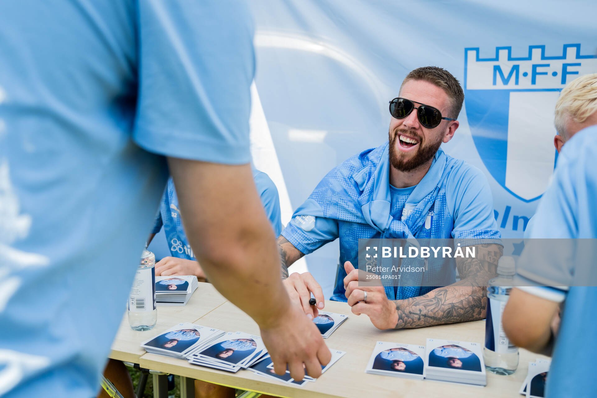 Pontus Jansson vid en autografskrivning