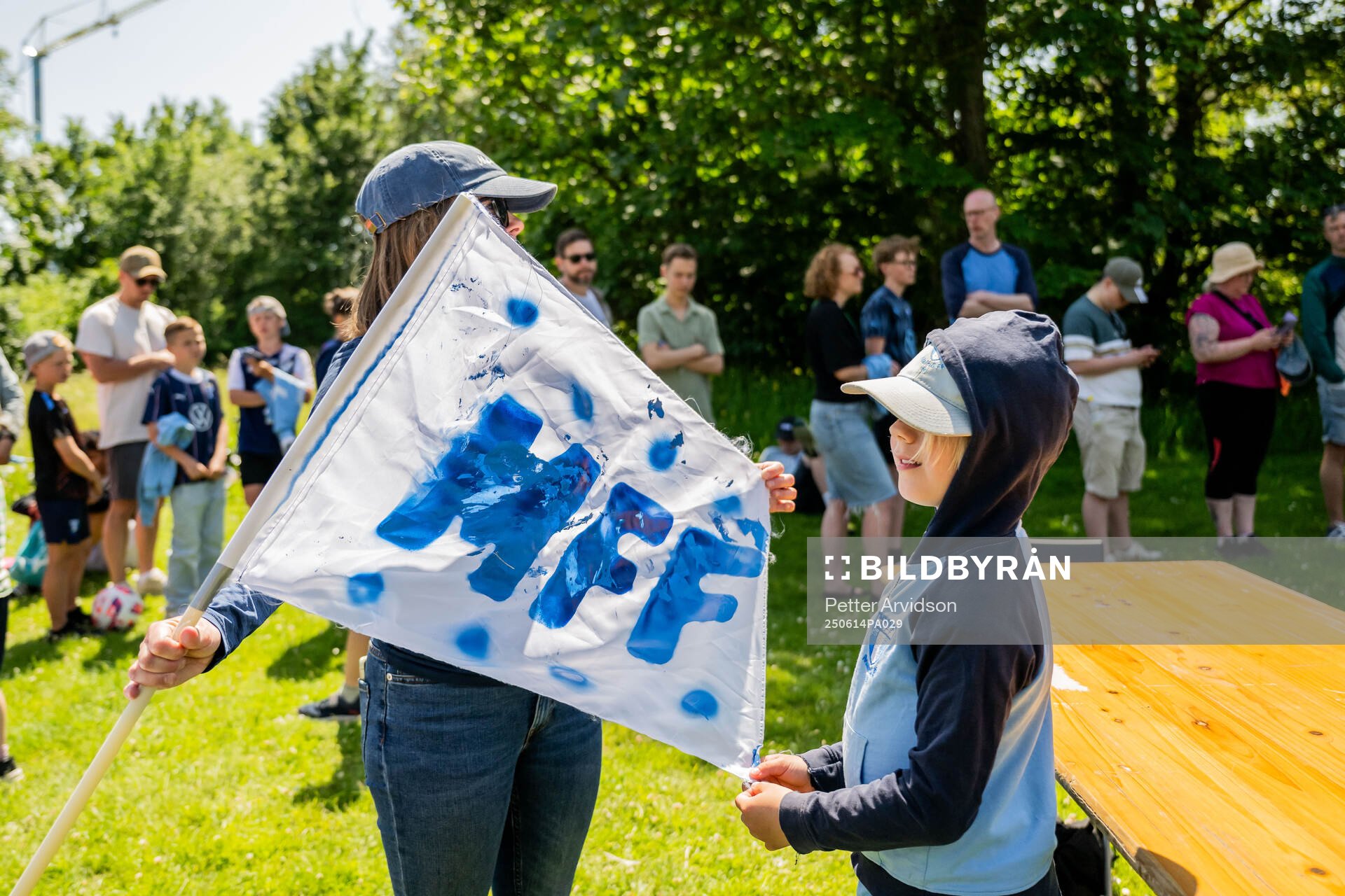 Flaggtillverkning vid Malmö FFs arrangemang Laget för alla
