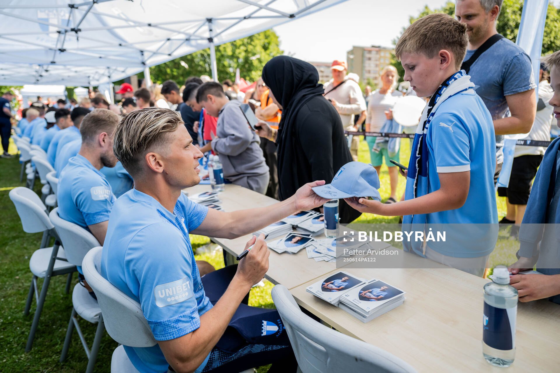 Jens Stryger Larsen vid en autografskrivning