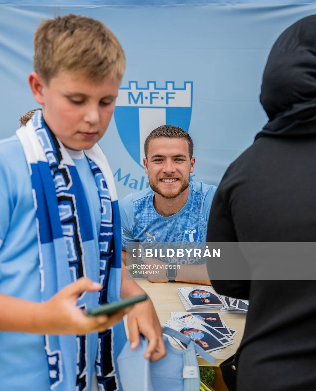 Gabriel Busanello vid en autografskrivning