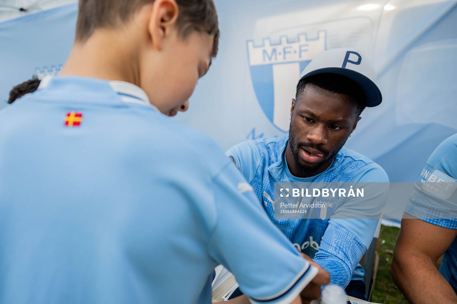Emmanuel Ekong vid en autografskrivning