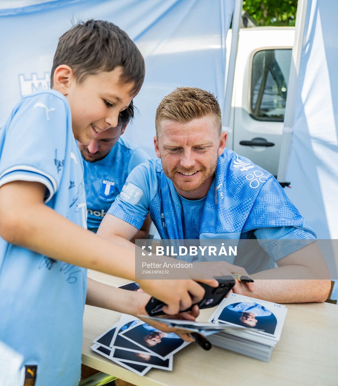Anders Christiansen vid en autografskrivning