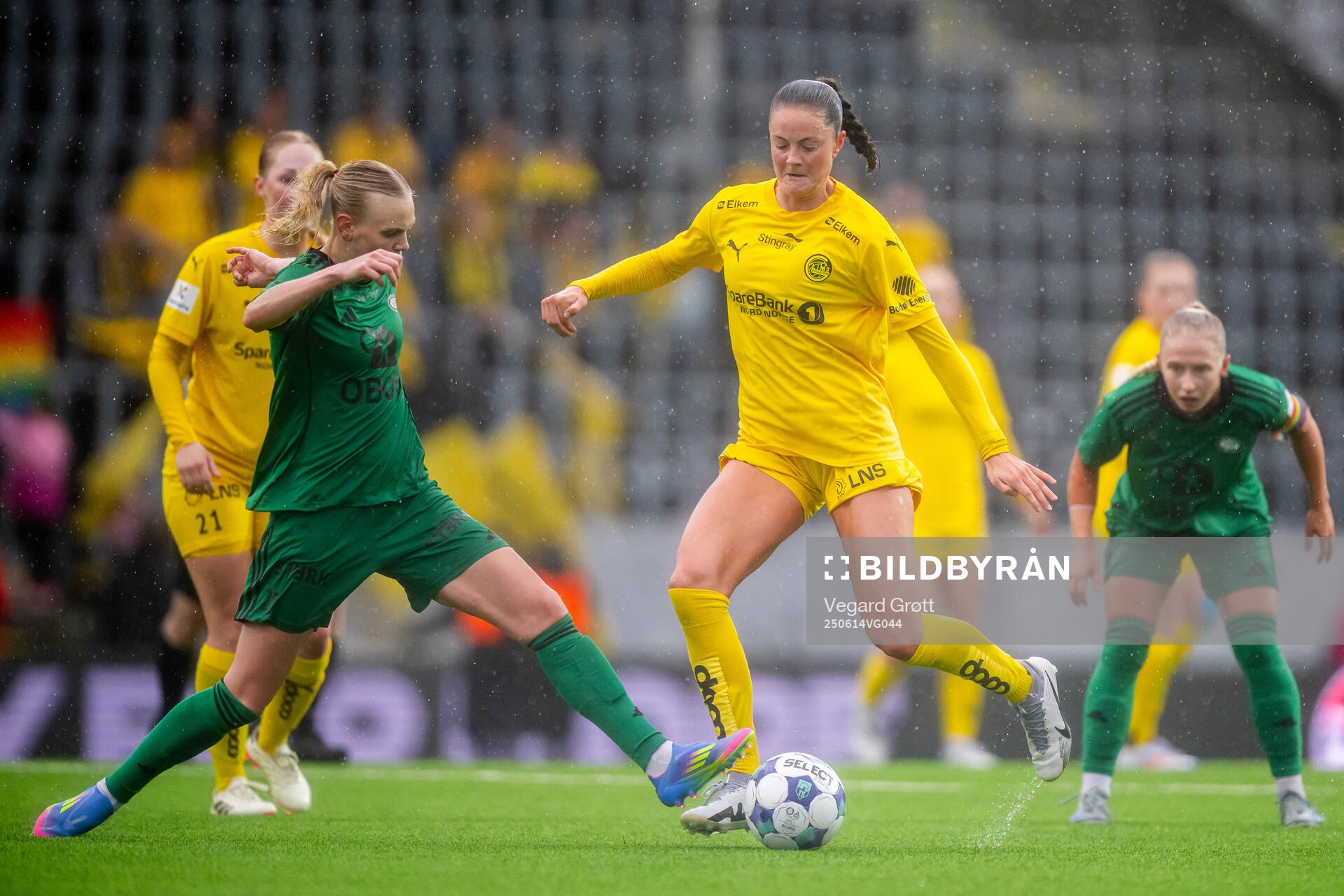 Karina Sævik of Vålerenga and Aver Elizabeth Snead of