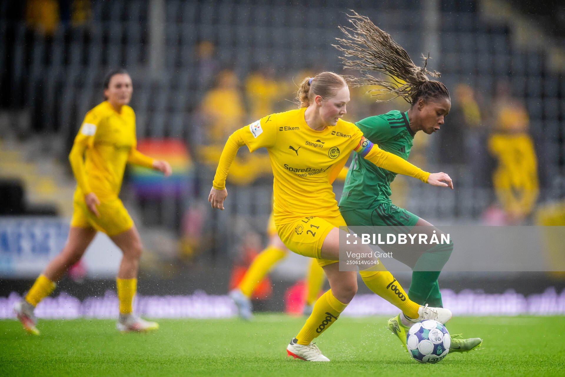 Synne Fredriksen Moe of Bodø/Glimt and Mawa Sesay of