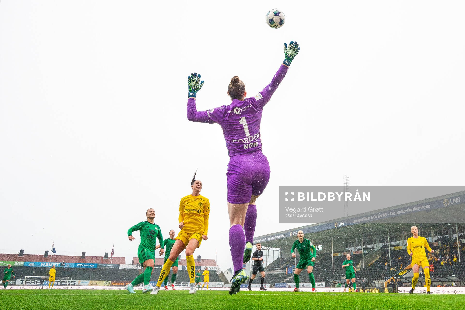 Olaug Tvedten of Vålerenga and goalkeeper Aubrei Corder of