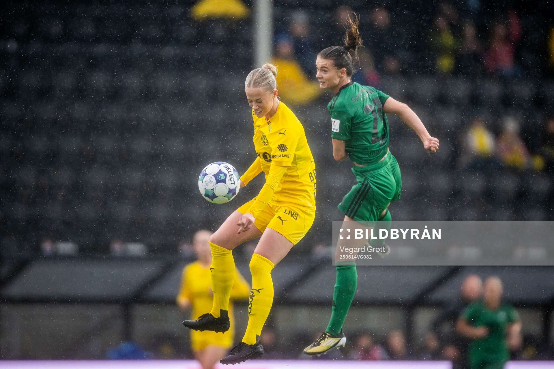 Sara Elise Berg of Bodø/Glimt and Eline Hegg of Vålerenga