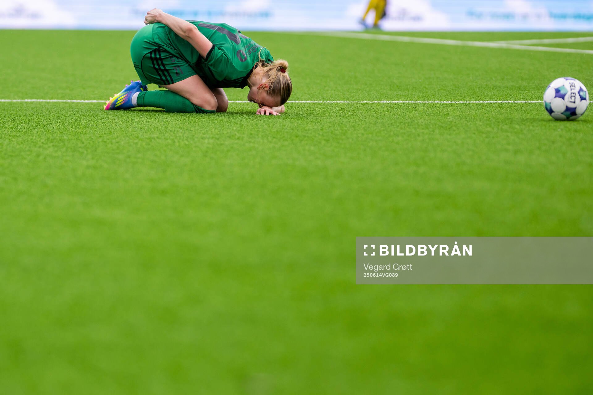 Karina Sævik of Vålerenga in pain