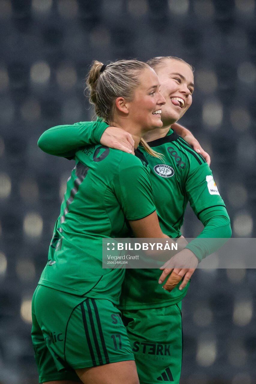 Olaug Tvedten of Vålerenga celebrates with teammate Ronja