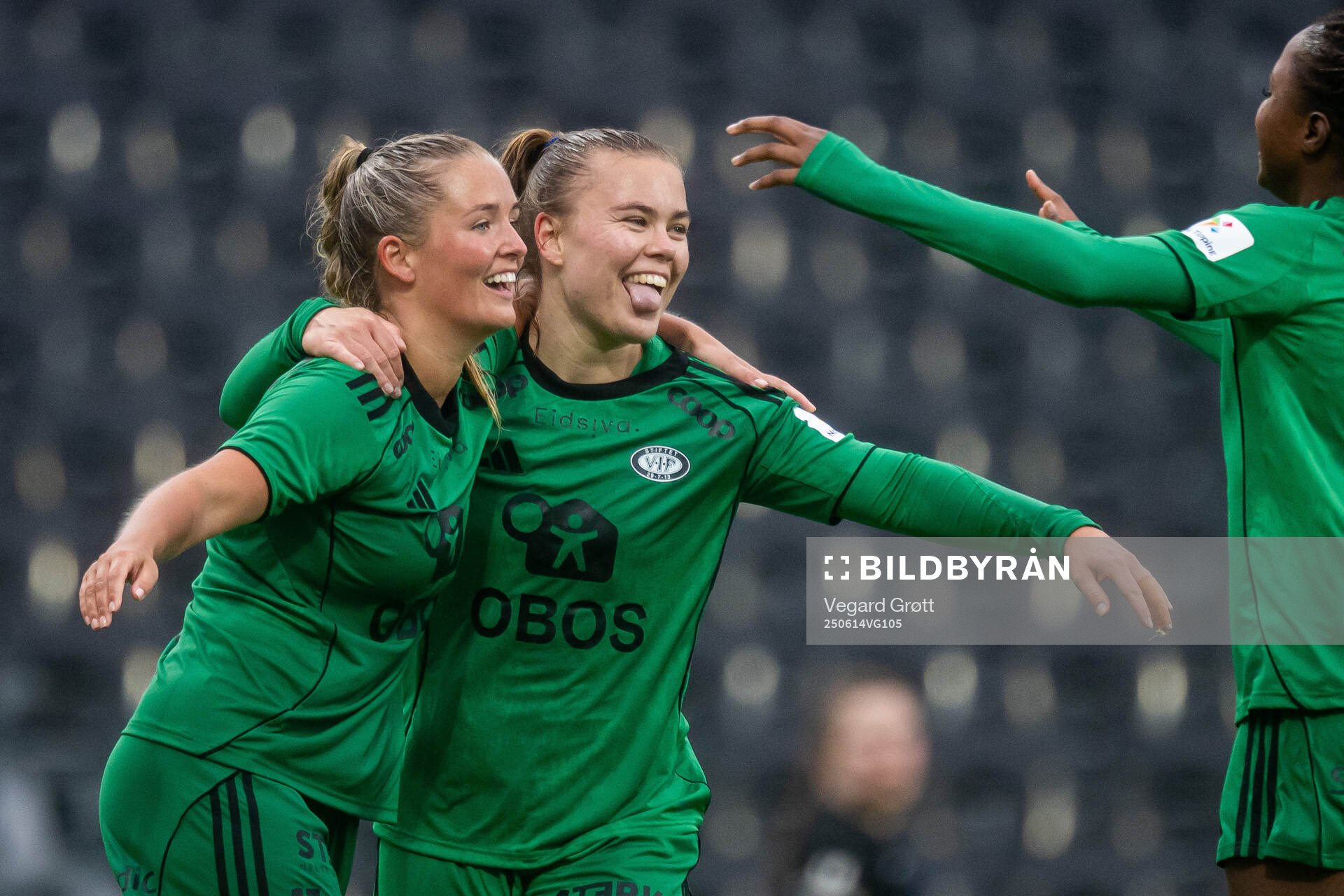 Olaug Tvedten of Vålerenga celebrates with teammate Ronja