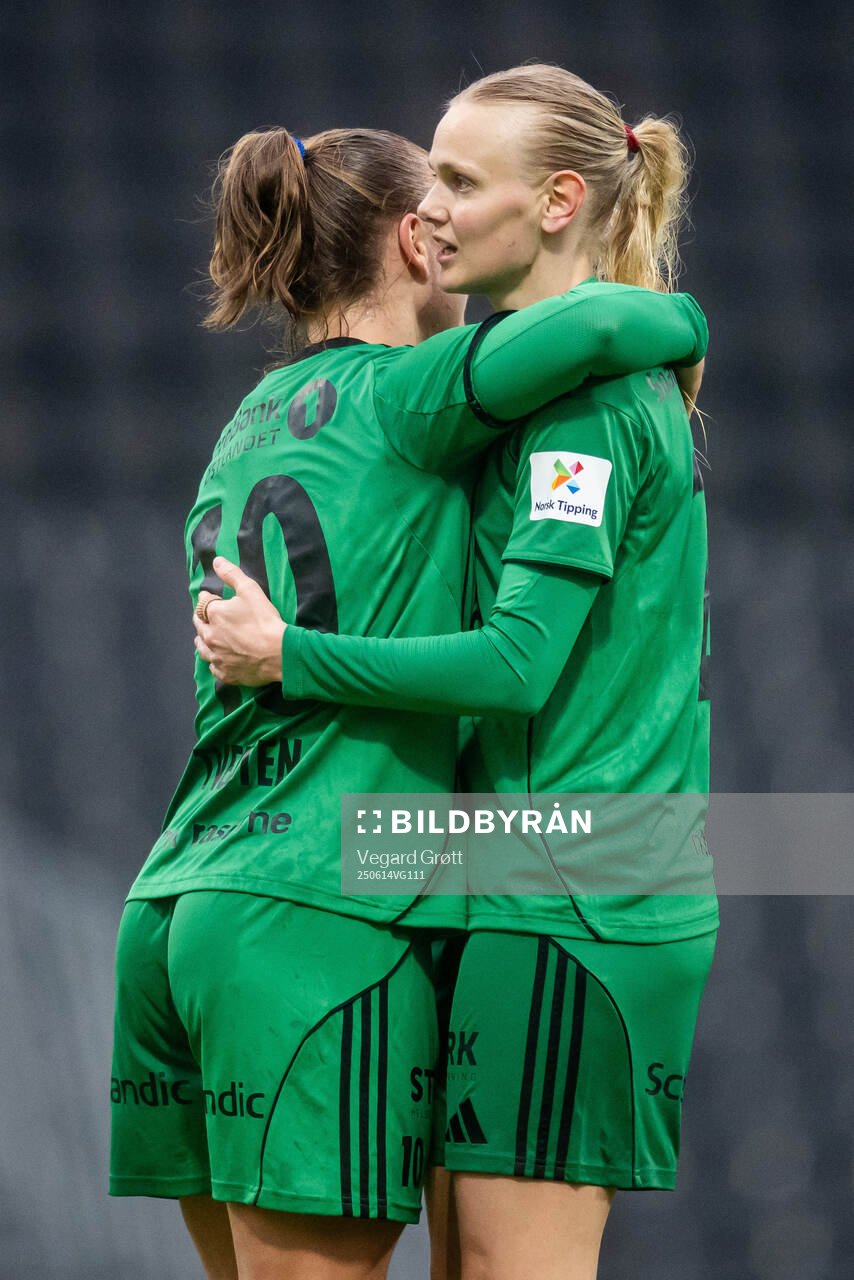 Karina Sævik of Vålerenga celebrates with teammate Olaug