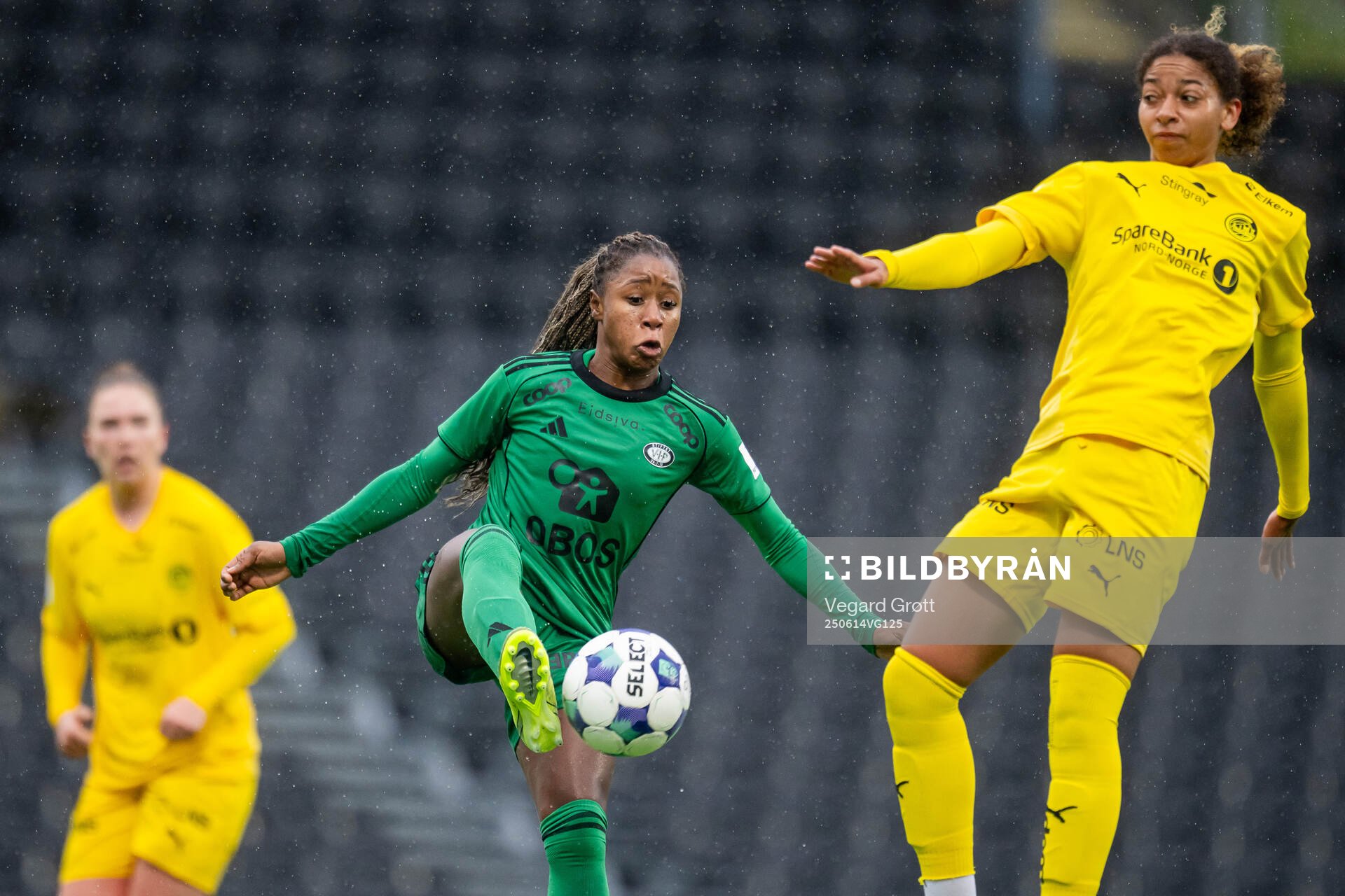 Mawa Sesay of Vålerenga and Regina Fiabema of Bodø/Glimt