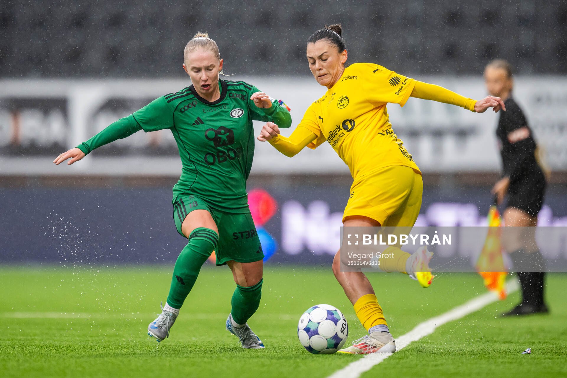 Thea Bjelde of Vålerenga and Claudia Nicole Cagnina of