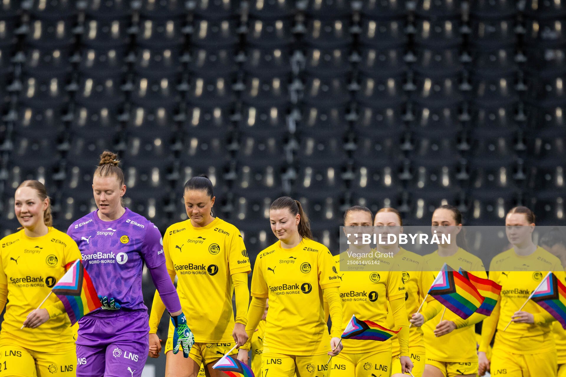 Cecilie Falch and players of Bodø/Glimt enter the pitch