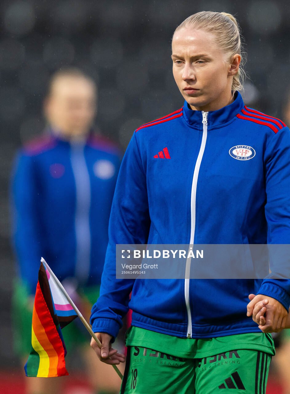 Thea Bjelde of Vålerenga enters the pitch