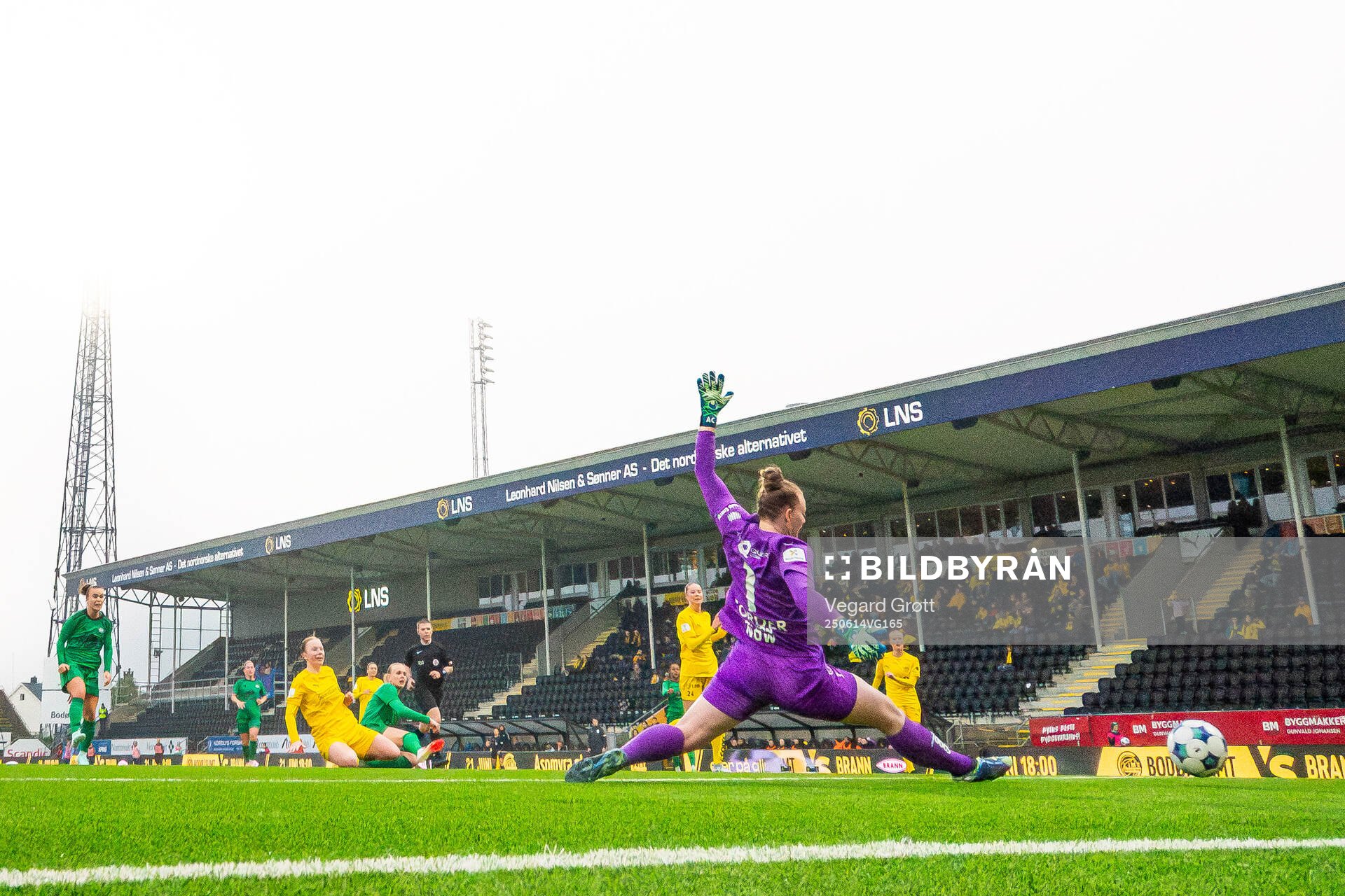 Karina Sævik of Vålerenga scores the 0-3 goal behind